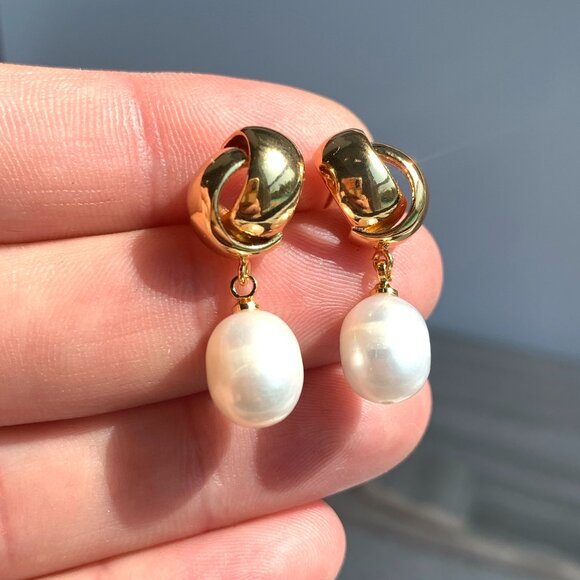 NEW~ Anthropologie Shashi Gold Overlap Stud & Genuine Pearl Dangle Earrings - Picture 2 of 6